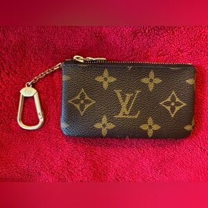 AUTHENTIC LOUIS VUITTON 
KEY POUCH
CLASSIC MONOGRAM
M62650